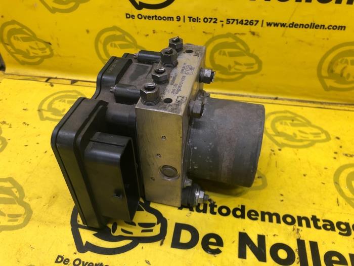 ABS pump from a Peugeot Boxer (U9) 2.0 BlueHDi 110 2017