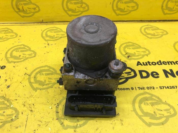 Begagnade ABS-pump Opel Corsa C (F08/68) 1.2 16V Twin Port Pris € 71,00 Marginaltabell erbjuds av autodemontage denollen