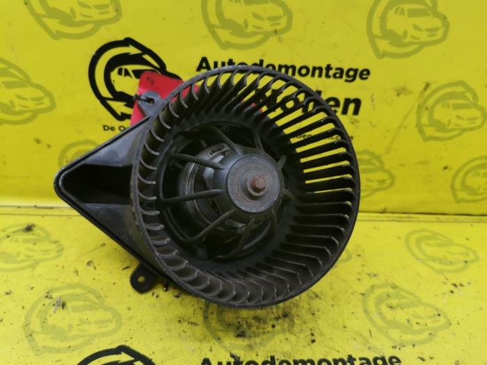 Heating and ventilation fan motor from a Opel Movano Combi 2.5 D 2001