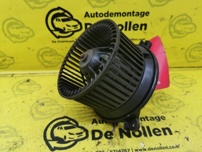 Heating and ventilation fan motor from a Opel Movano Combi 2.5 D 2001