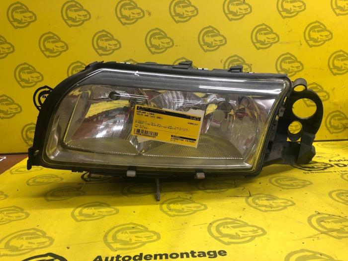 Używane Reflektor lewy Volvo S80 (TR/TS) 2.4 T Turbo 20V Cena € 50,00 Procedura marży oferowane przez autodemontage denollen
