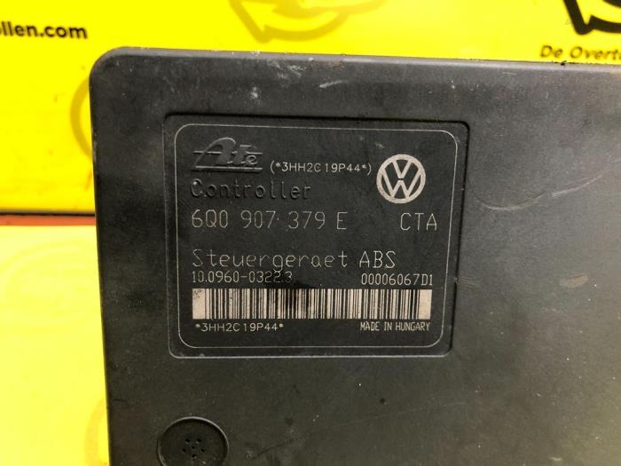 ABS pump from a Volkswagen Polo IV (9N1/2/3) 1.4 16V 2002