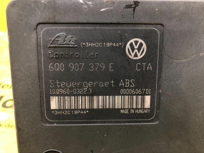 Pompe ABS d'un Volkswagen Polo IV (9N1/2/3) 1.4 16V 2002