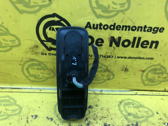 Electric window switch from a Peugeot 807 2.0 16V 2007