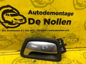 Używane Uchwyt drzwi lewych przednich wersja 4-drzwiowa Peugeot 807 2.0 16V Cena € 30,00 Procedura marży oferowane przez de Nollen autorecycling