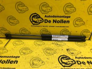 Usados Amortiguador de gas de maletero Audi A4 Avant (B6) 2.4 V6 30V Precio € 16,95 Norma de margen ofrecido por de Nollen autorecycling