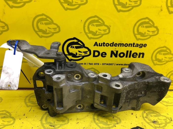 Usagé Support dynamo bas BMW 4 serie (F32) 435d xDrive 3.0 24V Prix € 40,00 Règlement à la marge proposé par autodemontage denollen