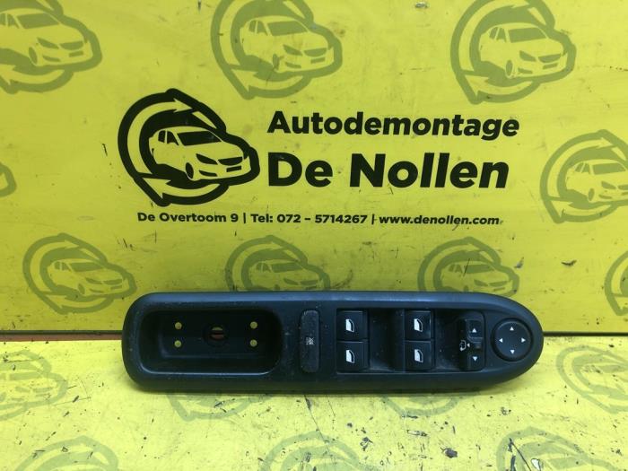 Electric window switch from a Peugeot 407 (6D) 1.8 16V 2005
