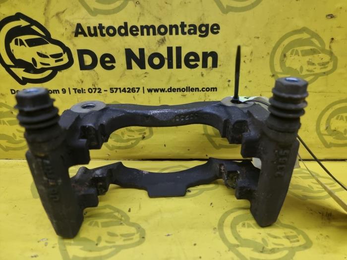 Brake anchor plate from a BMW 2 serie Gran Tourer (F46) 220i 2.0 TwinPower Turbo 16V 2016