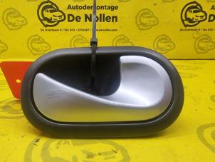 Gebrauchte Türgriff 4-türig rechts hinten Renault Clio III (BR/CR) 1.2 16V 75 Preis € 20,00 Margenregelung angeboten von de Nollen autorecycling