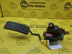 Used Accelerator pedal Renault Clio III (BR/CR) 1.2 16V 75 Price € 130,00 Margin scheme offered by de Nollen autorecycling
