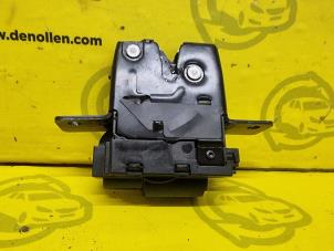 Used Tailgate lock mechanism Renault Clio III (BR/CR) 1.2 16V 75 Price € 20,00 Margin scheme offered by de Nollen autorecycling