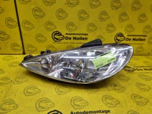 Used Headlight, left Peugeot 206 (2A/C/H/J/S) 1.6 16V Price € 19,99 Margin scheme offered by de Nollen autorecycling