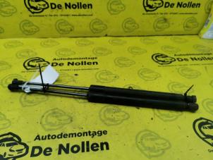 Usados Amortiguador de gas de maletero Volkswagen Golf V (1K1) 2.0 TDI 16V Precio € 30,00 Norma de margen ofrecido por de Nollen autorecycling