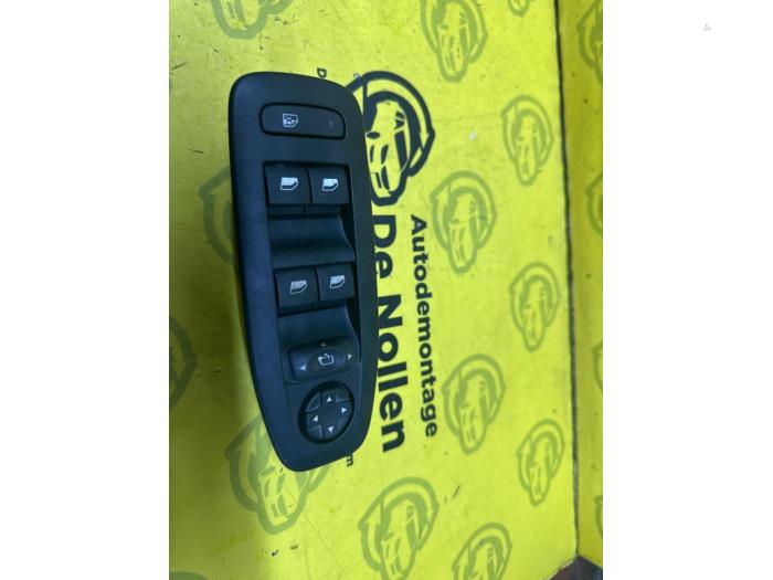 Usados Interruptor combinado de ventanillas Peugeot 2008 (CU) 1.6 e-HDi FAP Precio € 55,00 Norma de margen ofrecido por autodemontage denollen