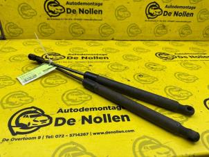 Używane Zestaw amortyzatorów gazowych tylnej klapy Volkswagen Golf V (1K1) 1.9 TDI Cena € 19,99 Procedura marży oferowane przez de Nollen autorecycling