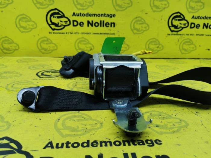 Front seatbelt, right from a Opel Agila (A) 1.2 16V Twin Port 2004