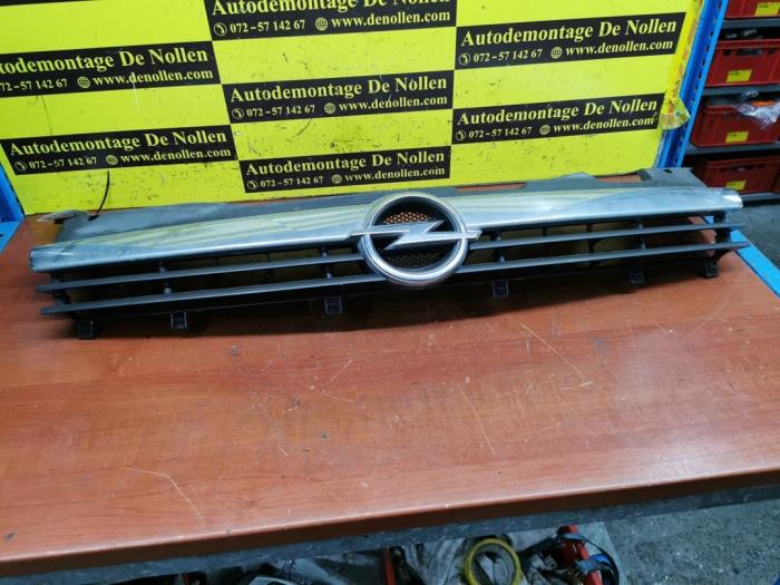 Używane Grill Opel Astra H (L48) 1.2 16V Twinport Cena € 40,00 Procedura marży oferowane przez autodemontage denollen
