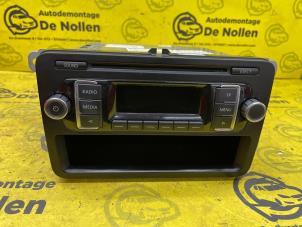 Używane Radioodtwarzacz CD Volkswagen Polo V (6R) 1.2 12V BlueMotion Technology Cena € 30,00 Procedura marży oferowane przez de Nollen autorecycling