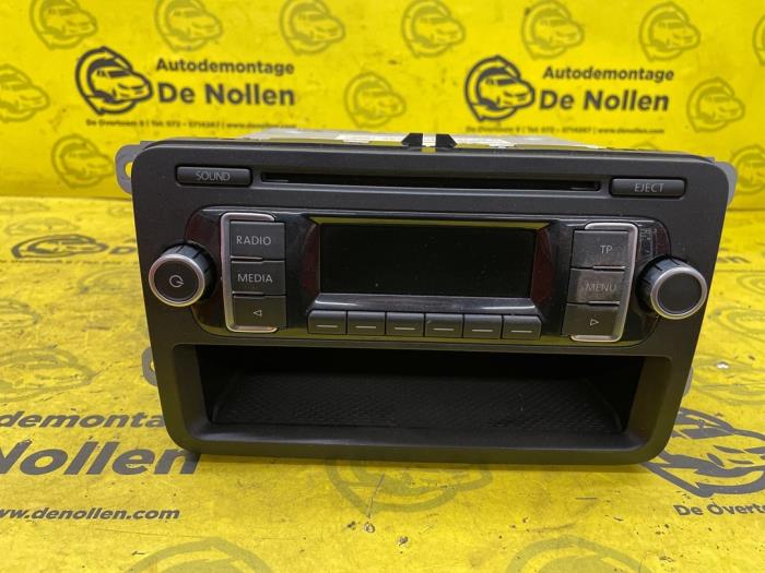 Radio CD player from a Volkswagen Polo V (6R) 1.2 12V 2013