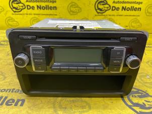 Używane Radioodtwarzacz CD Volkswagen Polo V (6R) 1.2 12V BlueMotion Technology Cena € 30,00 Procedura marży oferowane przez de Nollen autorecycling