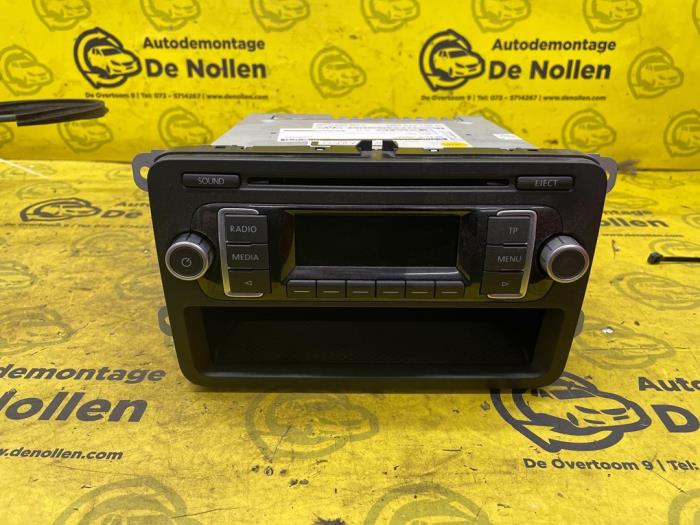 Radio CD player from a Volkswagen Polo V (6R) 1.2 12V BlueMotion Technology 2013