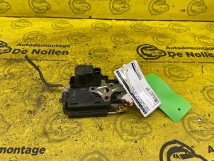 Used Front door lock mechanism 4-door, right Ssang Yong Rexton 2.7 Xdi RX270 XVT 16V Price on request offered by de Nollen autorecycling