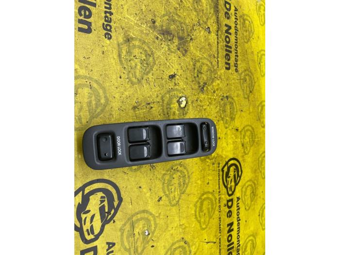 Usados Interruptor de ventanilla eléctrica Suzuki Liana (ERC/ERD/RH4) 1.6 MPi 16V Precio € 19,95 Norma de margen ofrecido por autodemontage denollen