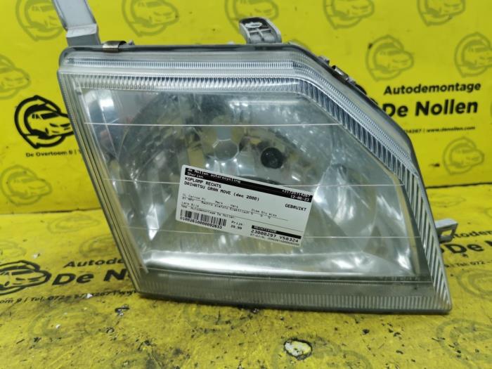 Używane Reflektor prawy Daihatsu Gran Move 1.6 16V Cena € 29,99 Procedura marży oferowane przez autodemontage denollen