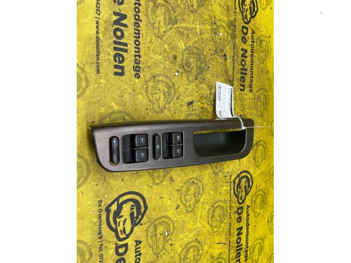 Usados Interruptor de ventanilla eléctrica Volkswagen Passat (3B3) 2.8 V6 30V 4Motion Precio € 29,99 Norma de margen ofrecido por autodemontage denollen