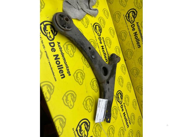 Front wishbone, right from a Toyota Prius (NHW20) 1.5 16V 2006
