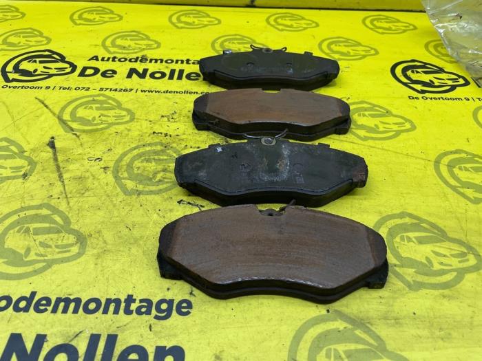 Front brake pad from a Renault Trafic New (FL) 1.9 dCi 100 16V 2003