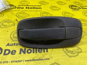 Używane Uchwyt drzwi prawych tylnych wersja 4-drzwiowa Renault Trafic New (FL) 1.9 dCi 100 16V Cena € 20,00 Procedura marży oferowane przez de Nollen autorecycling