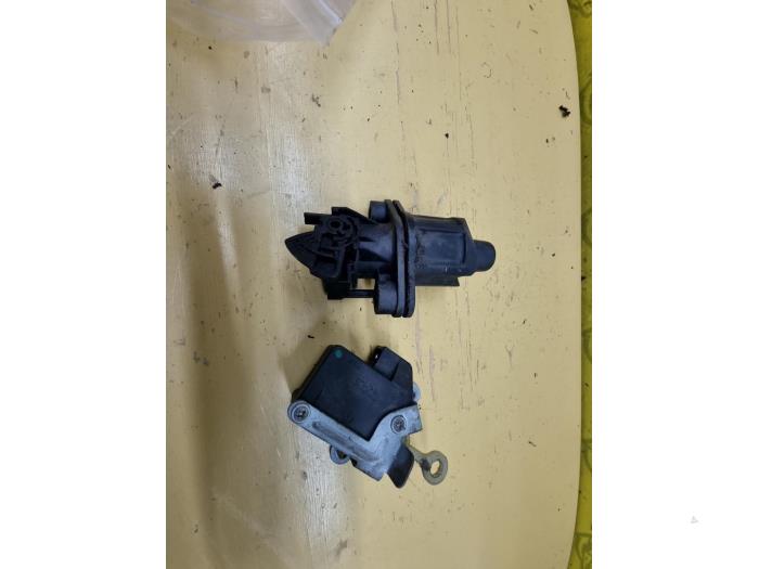 Boot lid lock mechanism from a Peugeot 107  2007