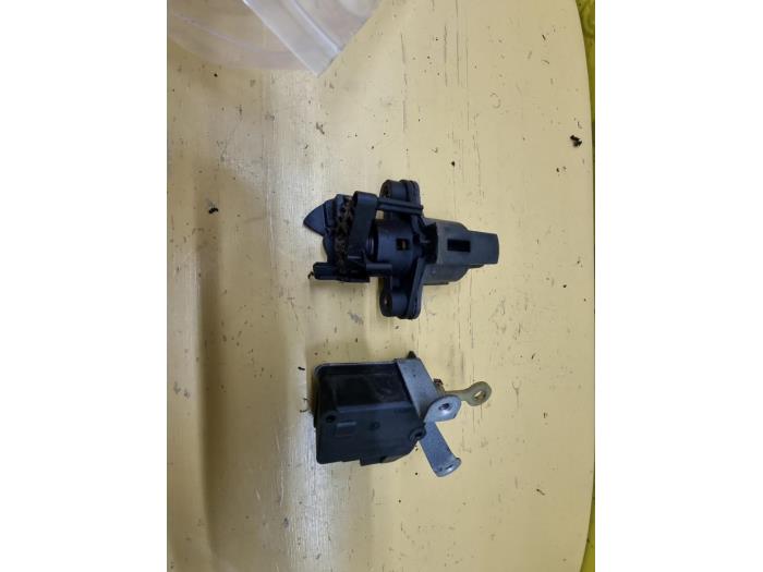 Boot lid lock mechanism from a Peugeot 107  2007
