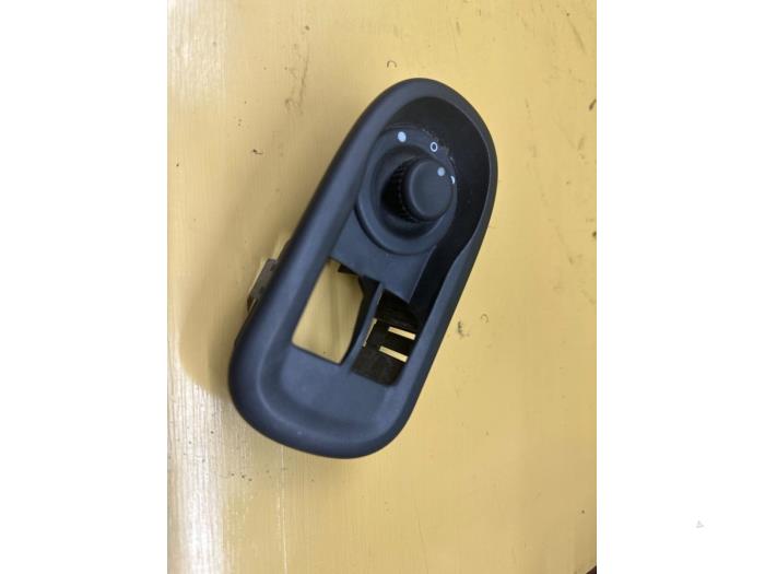 Usados Interruptor de retrovisor Renault Master III (FV) 2.3 dCi 125 16V FWD Precio € 19,95 Norma de margen ofrecido por autodemontage denollen