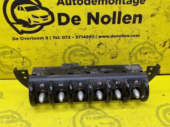Używane Tablica rozdzielcza Mini Mini Cooper S (R53) 1.6 16V Cena € 30,00 Procedura marży oferowane przez autodemontage denollen