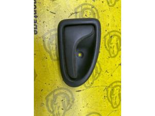 Usagé Poignée portière 2portes gauche Opel Vivaro 1.9 DI Prix € 20,00 Règlement à la marge proposé par de Nollen autorecycling