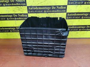 Usados Caja de batería Renault Twingo II (CN) 1.2 16V Precio € 30,00 Norma de margen ofrecido por de Nollen autorecycling