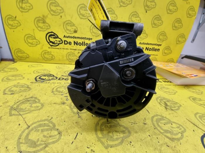 Dynamo från en Mercedes-Benz Sprinter 2t (901/902) 208 CDI 16V 2002