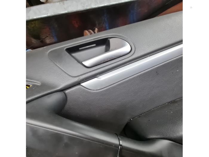 Revêtement portière 4portes avant droite d'un Volkswagen Tiguan (5N1/2) 2.0 TSI 16V 4Motion 2012