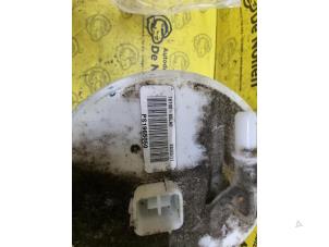 Usados Bomba eléctrica de combustible Opel Agila (B) 1.2 16V Precio € 75,00 Norma de margen ofrecido por de Nollen autorecycling