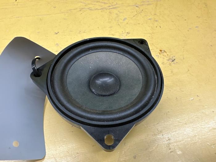 Speaker from a BMW 1 serie (F21) 116i 1.6 16V 2013