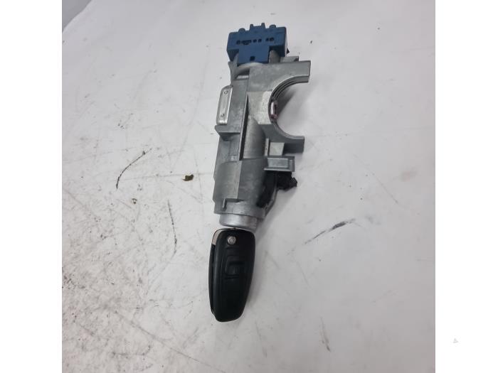 Cerradura de contacto y llave de un Ford Ranger 3.2 TDCI 20V 4x4 2015