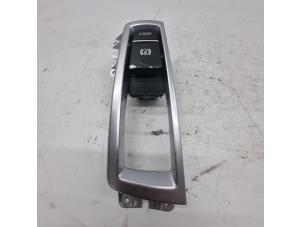 Używane Przelacznik hamulca postojowego BMW 5 serie (F10) 523i 24V Cena € 15,00 Procedura marży oferowane przez de Nollen autorecycling
