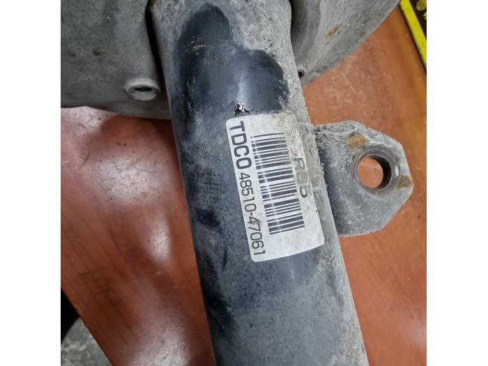 Front shock absorber, right from a Toyota Prius (NHW20) 1.5 16V 2006