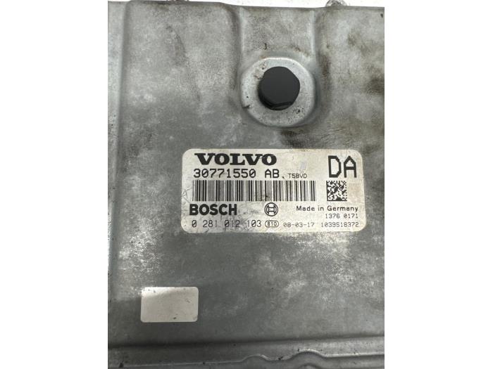 Used Engine management computer Volvo V50 (MW) 2.4 D5 20V Autom.. Price € 175,00 Margin scheme offered by autodemontage denollen