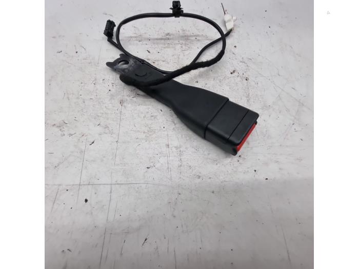 Front seatbelt buckle, right from a Peugeot 108 1.0 12V VVT-i 2019