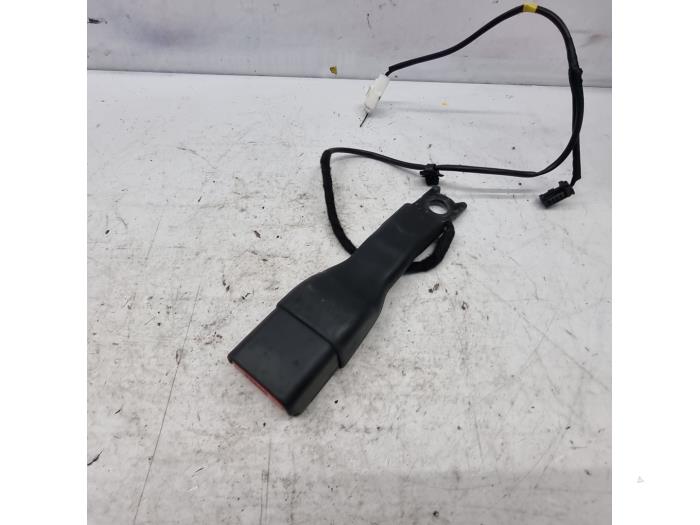 Front seatbelt buckle, right from a Peugeot 108 1.0 12V VVT-i 2019