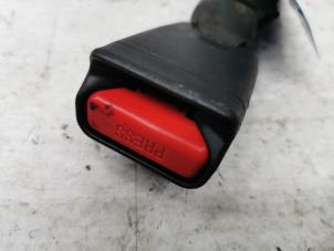 Usagé Insertion ceinture de sécurité arrière droite Peugeot 108 1.0 12V VVT-i Prix € 25,00 Règlement à la marge proposé par de Nollen autorecycling
